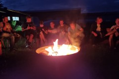 Abendliche Runde am Lagerfeuer